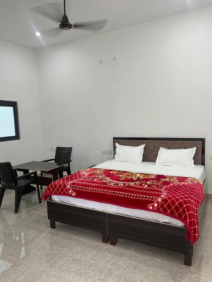 Indiana Home Stay ขชุราโห ภายนอก รูปภาพ